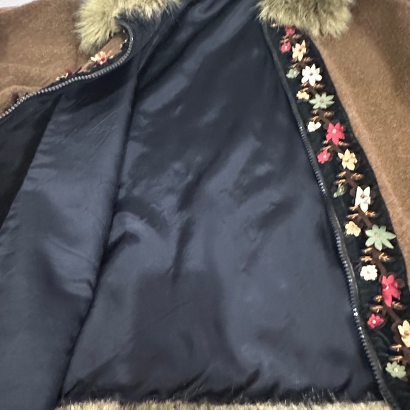 Tasha Polizzi blanket faux fur and floral appliqué jacket. - Picture 8 of 10